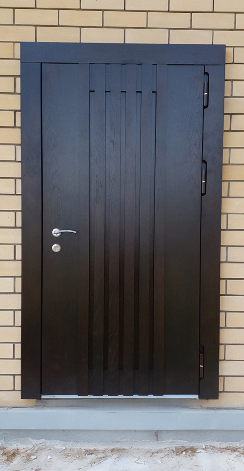 Наружная дверь с рейками