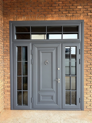 Парадная дверь с кнокером Парадная дверь с кнокером