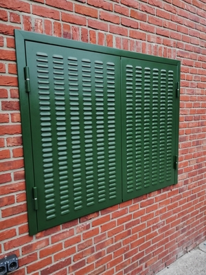 Ставни с пробивными отверстиями (зеленый цвет RAL 6002)
